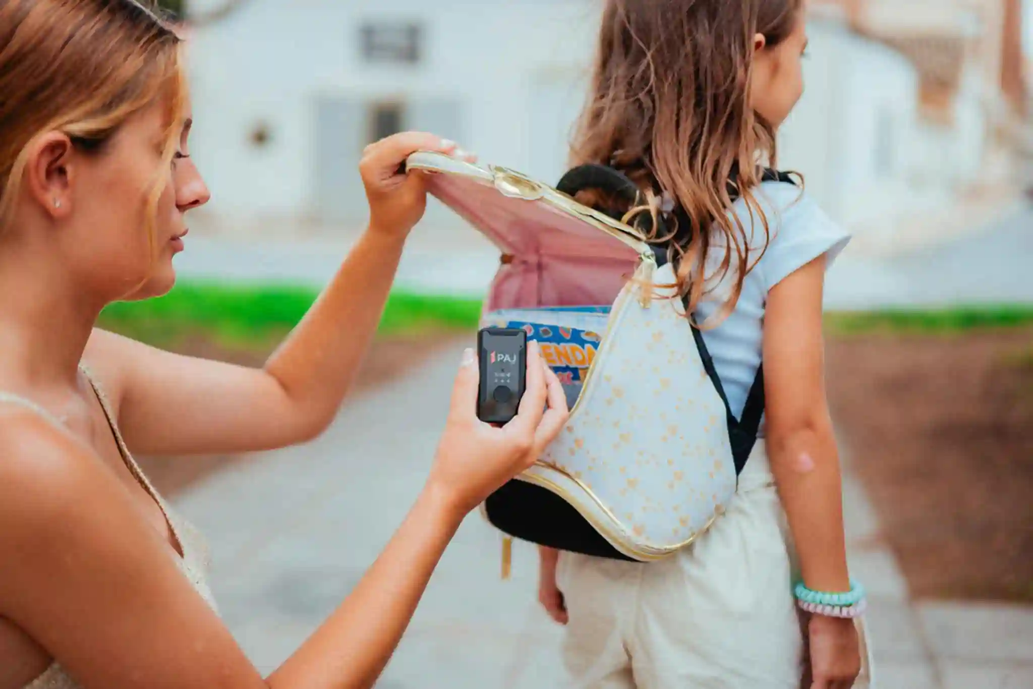 mother packing their kids back with Easy finder 4G GPS tracker